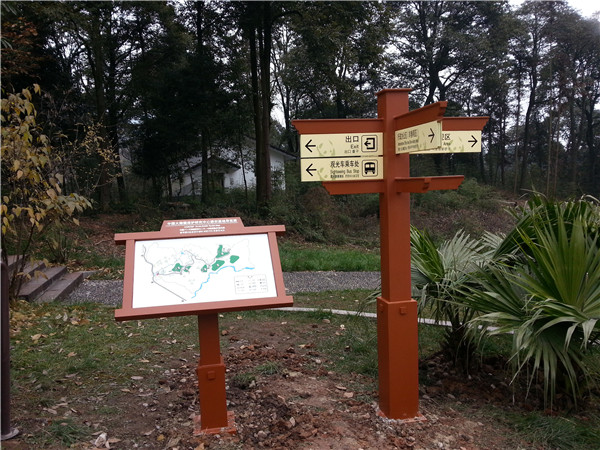 在現(xiàn)代大城市或一些鄉(xiāng)村道路上,合理的價格路標隨處可見。盡管人們在日常生活中并不太注意他們,但大多數(shù)時候他們會快速瀏覽一下,獲取他們需要的信息,然后離開。甚至一些未開化的人也樂于破壞這種公共物品。為了引起人們對導(dǎo)視牌的注意,我們來介紹一下導(dǎo)視牌的具體功能。 首先,導(dǎo)視牌最基本的功能是作為路標和導(dǎo)游卡,向來往的人們傳達各種信息,主要包括重要場所的內(nèi)部結(jié)構(gòu)、周圍道路和交通狀況的說明,以便人們能夠獨立、快速地找到正確的前進方向,這在高速公路或國道上是常見的。不僅如此,它還可以作為一些著名旅游景點附近建筑的文化背景介紹或名人身份介紹的載體,有利于豐富游客的文化背景知識,是一種優(yōu)秀的文化宣傳手段。此外,標有“禁止”字樣的標識,如:禁止吸煙、禁止大聲喧嘩、禁止攝影等。有利于維護公共秩序,明確告知群眾哪些行為是不允許的,并對公眾產(chǎn)生約束作用。 其次,著名的導(dǎo)向標識也是美化和豐富空間環(huán)境的工具。它可以填補視覺空白,同時還可以調(diào)節(jié)和緩解公眾的視覺疲勞。一些路標將被設(shè)計得漂亮可愛,這實際上是對環(huán)境的一種點綴,使周圍的環(huán)境更加充滿活力和新鮮。眾所周知,如果你在高速公路上開很長時間,你會很累,因為周圍環(huán)境太單一。 然而,導(dǎo)向標識可以給司機提供一定的距離或各種各樣的當(dāng)?shù)匦畔ⅲ@可以使每個人的注意力暫時轉(zhuǎn)移,并很容易引起與車內(nèi)乘客的話題。總而言之,導(dǎo)視牌在人們的日常生活中非常重要。沒有它,人們將很難找到前進的正確方向,空間環(huán)境將不會豐富和美麗。 因此,平時人們應(yīng)該愛護公共場所的導(dǎo)向標識,不要讓它們成為自己享樂的代價,充分發(fā)揮它們的使用價值。 在現(xiàn)代大城市或一些鄉(xiāng)村道路上,合理的價格路標隨處可見。盡管人們在日常生活中并不太注意他們,但大多數(shù)時候他們會快速瀏覽一下,獲取他們需要的信息,然后離開。甚至一些未開化的人也樂于破壞這種公共物品。為了引起人們對導(dǎo)視牌的注意,我們來介紹一下導(dǎo)視牌的具體功能。 首先,導(dǎo)視牌最基本的功能是作為路標和導(dǎo)游卡,向來往的人們傳達各種信息,主要包括重要場所的內(nèi)部結(jié)構(gòu)、周圍道路和交通狀況的說明,以便人們能夠獨立、快速地找到正確的前進方向,這在高速公路或國道上是常見的。不僅如此,它還可以作為一些著名旅游景點附近建筑的文化背景介紹或名人身份介紹的載體,有利于豐富游客的文化背景知識,是一種優(yōu)秀的文化宣傳手段。此外,標有“禁止”字樣的標識,如:禁止吸煙、禁止大聲喧嘩、禁止攝影等。有利于維護公共秩序,明確告知群眾哪些行為是不允許的,并對公眾產(chǎn)生約束作用。 其次,著名的導(dǎo)向標識也是美化和豐富空間環(huán)境的工具。它可以填補視覺空白,同時還可以調(diào)節(jié)和緩解公眾的視覺疲勞。一些路標將被設(shè)計得漂亮可愛,這實際上是對環(huán)境的一種點綴,使周圍的環(huán)境更加充滿活力和新鮮。眾所周知,如果你在高速公路上開很長時間,你會很累,因為周圍環(huán)境太單一。 然而,導(dǎo)向標識可以給司機提供一定的距離或各種各樣的當(dāng)?shù)匦畔ⅲ@可以使每個人的注意力暫時轉(zhuǎn)移,并很容易引起與車內(nèi)乘客的話題。總而言之,導(dǎo)視牌在人們的日常生活中非常重要。沒有它,人們將很難找到前進的正確方向,空間環(huán)境將不會豐富和美麗。 因此,平時人們應(yīng)該愛護公共場所的導(dǎo)向標識,不要讓它們成為自己享樂的代價,充分發(fā)揮它們的使用價值。